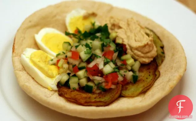 Jantar esta noite: Sabich (sanduíche de berinjela com ovos cozidos)