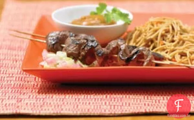Carne grelhada Satay com Asiático Lo Mein