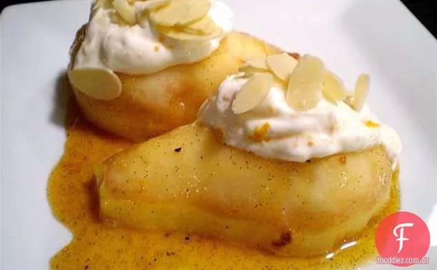 Saudável e delicioso: peras escalfadas com iogurte e amêndoas torradas