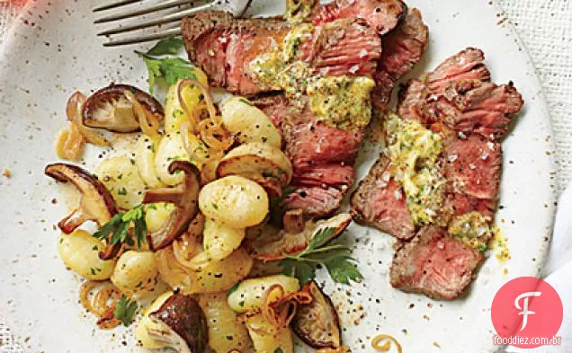 Bife com nhoque de cogumelos