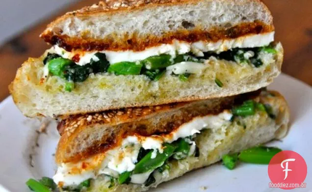 Rabe de brócolis com alho, mussarela fresca e Sanduíche De Geléia De Tomate da Cutty's