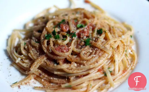 Jantar esta noite: Linguine com tomate da herança, alcaparras, anchovas e Chile