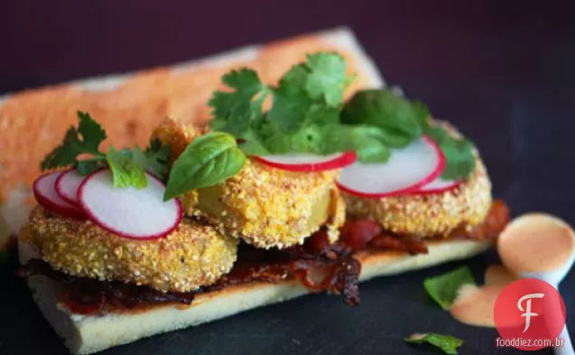 Tomatillo frito e sanduíches de maionese picante