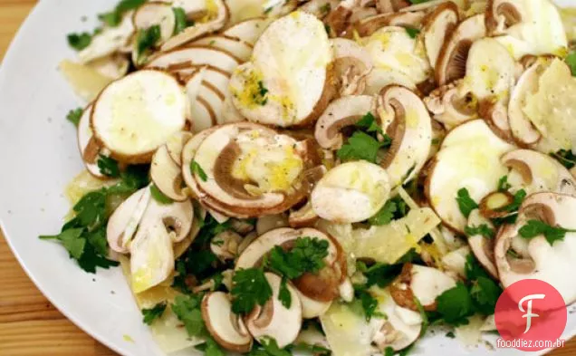 Salada de cogumelos Paris com limão, salsa e Parmesão
