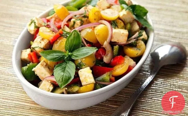 Salada mediterrânea picada com tomate, pimentão, queijo Feta e manjericão