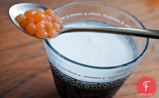 Sopa de coco doce com pérolas de frutas