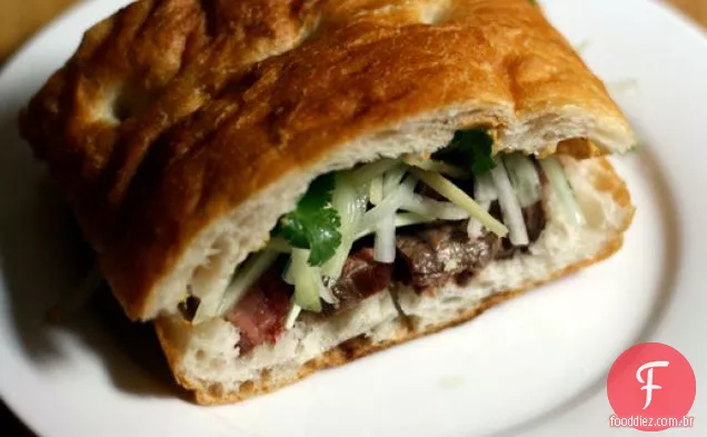 Jantar esta noite: sanduíche de bife com pepino, salada de gengibre e maionese preta do Chile