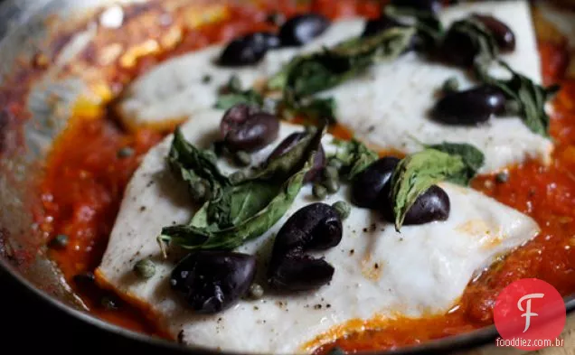 Jantar esta noite: peixe branco assado com tomates, azeitonas e alcaparras