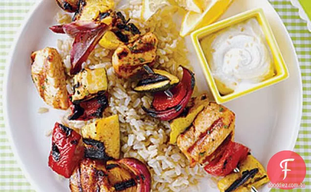 Kebabs de frango com iogurte-molho tahine