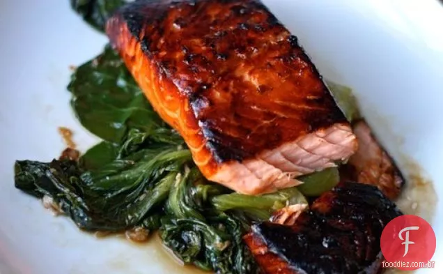 Jantar esta noite: mel-soja vitrificada salmão com Bok Choy