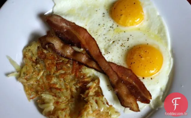 Alton Brown'S 'Man Breakfast' com Bacon, ovos e batatas fritas