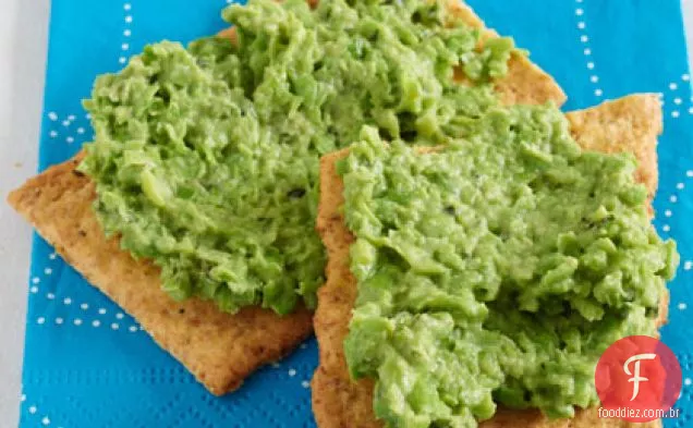 Hummus de hortelã e ervilha em pão achatado