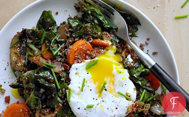 Tigela de Quinoa vermelha com acelga e ovo escalfado