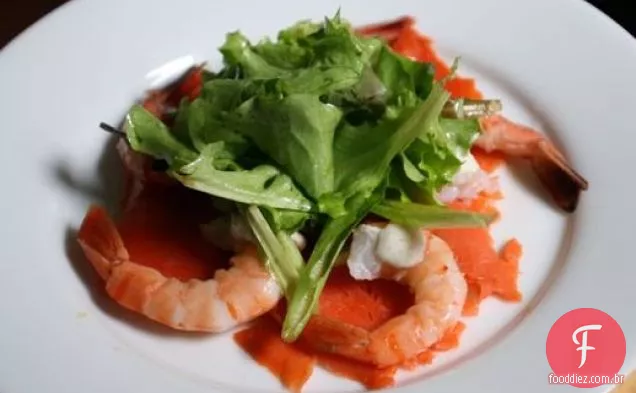 Salmão defumado com camarão, creme de rábano e vinagrete de limão