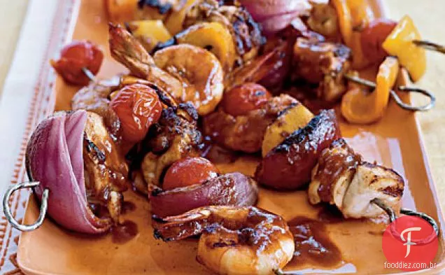 Kebabs misturados da grade com molho do BBQ da goiaba