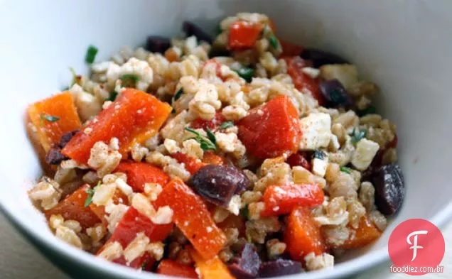 Farro e salada de pimenta assada