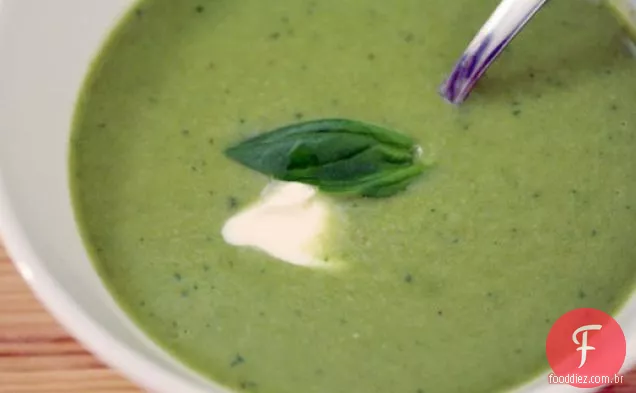 Espargos cremosos, manjericão e Crème Fraîche Velouté