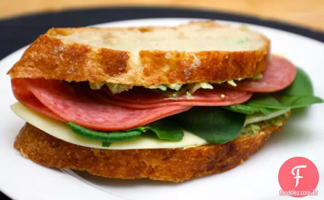Sanduíches de alcachofra e salame