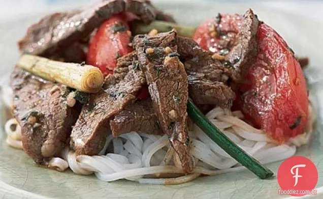 Bife chinês de cinco especiarias com macarrão de arroz