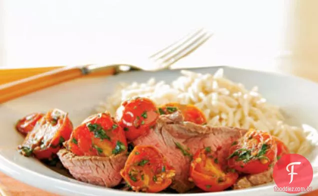 Bife de flanco grelhado com cobertura de tomate quente