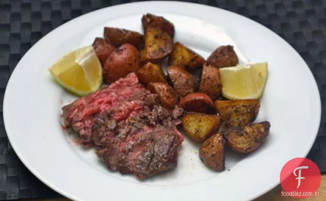 Bife de saia com batatas assadas e limão
