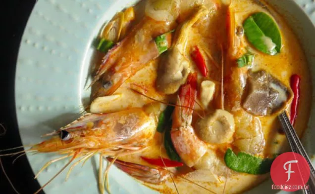 Cremoso Tom Yam Kung (sopa quente e azeda tailandesa com camarão)