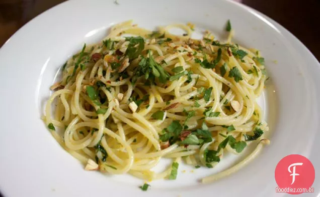 Jantar esta noite: espaguete Com Bottarga e amêndoas