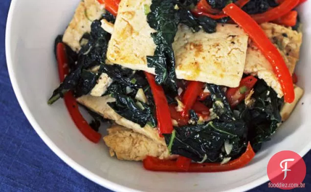 Tofu frito picante com couve e pimenta vermelha
