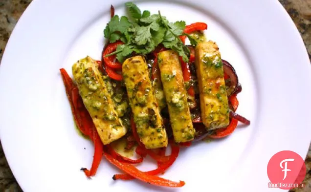 Tofu cítrico-marinado com cebola e pimentão