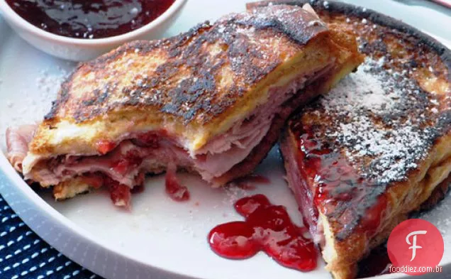Sanduíche Monte Cristo (presunto frito e suíço com Geléia De Groselha)
