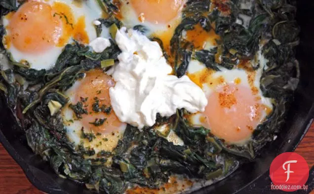 Yotam Ottolenghi's Skillet - ovos assados com espinafre, iogurte e manteiga temperada