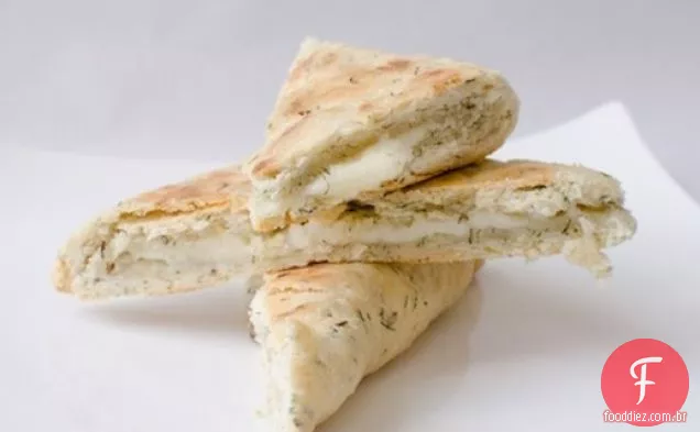 Halloumi-pão achatado de azeite recheado