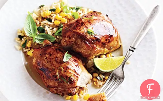 Frango marinado asiático com arroz frito falso de milho e manjericão