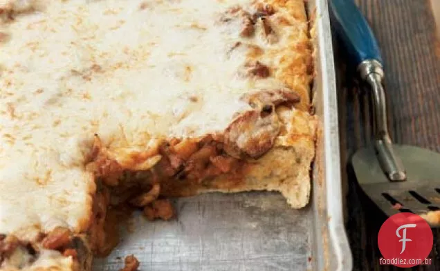 Salsicha e vegetais Deep-Dish Pizza
