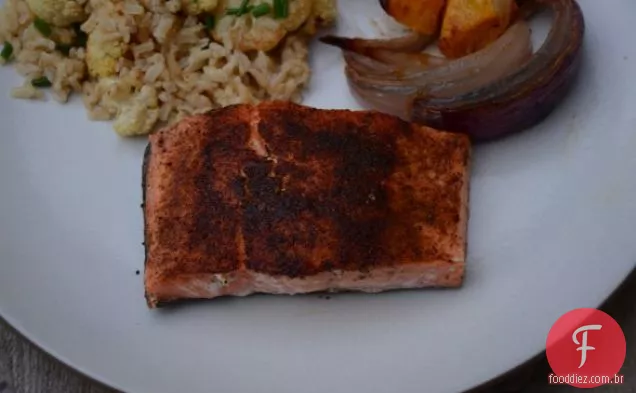 Salmão selvagem esfregado com especiarias