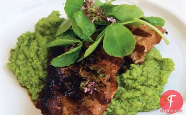 Bifes de cordeiro com ervilhas e hortelã