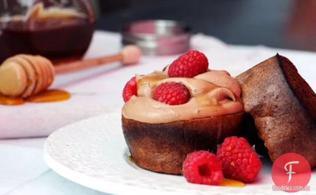 Popovers de cacau com Mousse de Chocolate e framboesas