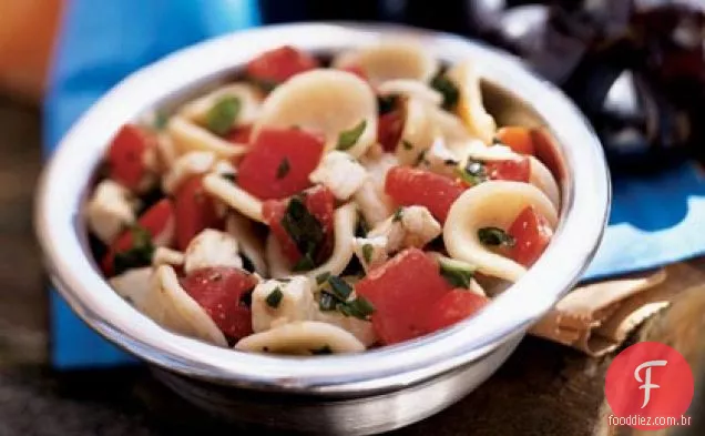 Orecchiette com tomate, mussarela fresca e manjericão