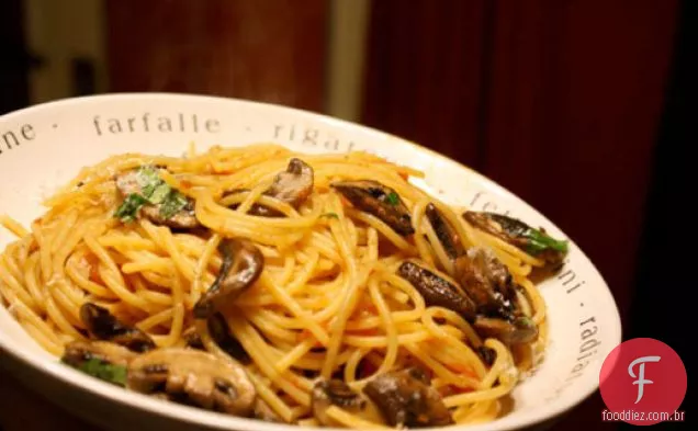 Jantar esta noite: espaguete alla Boscaiola (espaguete Com Molho de tomate e cogumelos)