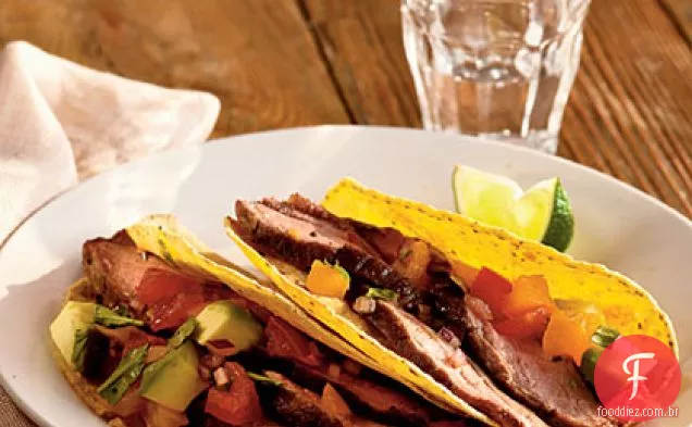 Bife de flanco grelhado com abacate e Salsa de dois tomates