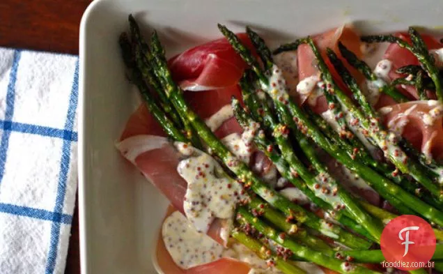 Jantar esta noite: espargos com molho de mostarda crème Fraiche e Prosciutto