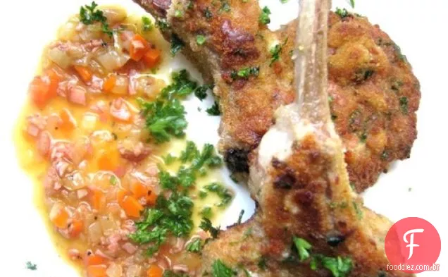 Reforma costeletas de cordeiro (costeletas de cordeiro à milanesa com presunto)