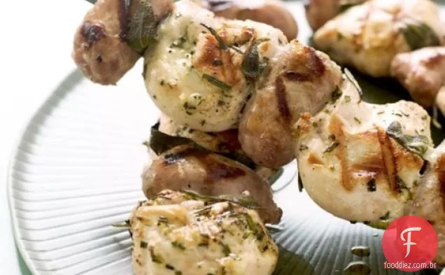 Espetos de Lorraine Wallace de frango sábio com salsicha italiana doce