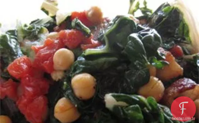 Acelga suíça com feijão Garbanzo e tomate fresco