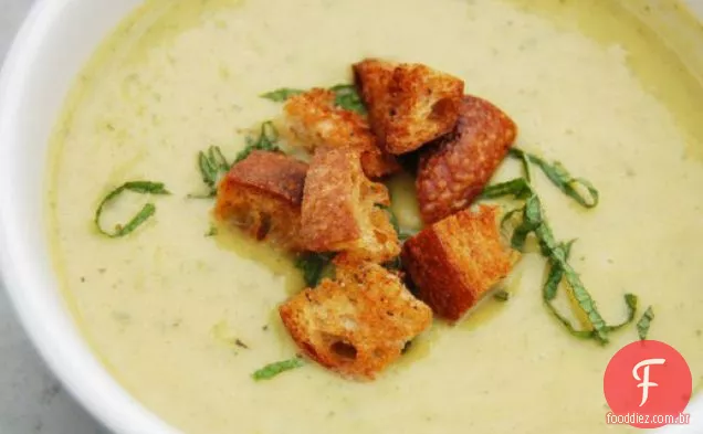 Sopa refrigerada de abóbora de verão com iogurte, hortelã e Croutons de massa fermentada