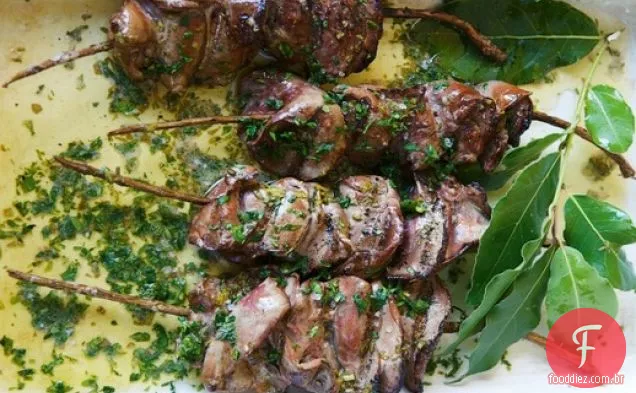 O país cozinhando os fígados de frango grelhado da Itália com molho de limão