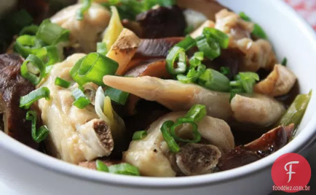 Frango cozido no vapor e cogumelos Shiitake