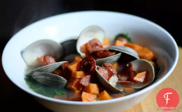 Jantar esta noite: amêijoas com linguiça defumada de batata-doce e agrião