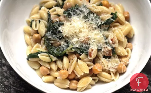Cavatelli de Scott Conant com verdes murchos, Pancetta e grão de bico