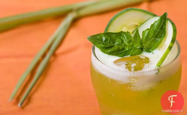 Limonada de pepino-manjericão com capim-limão